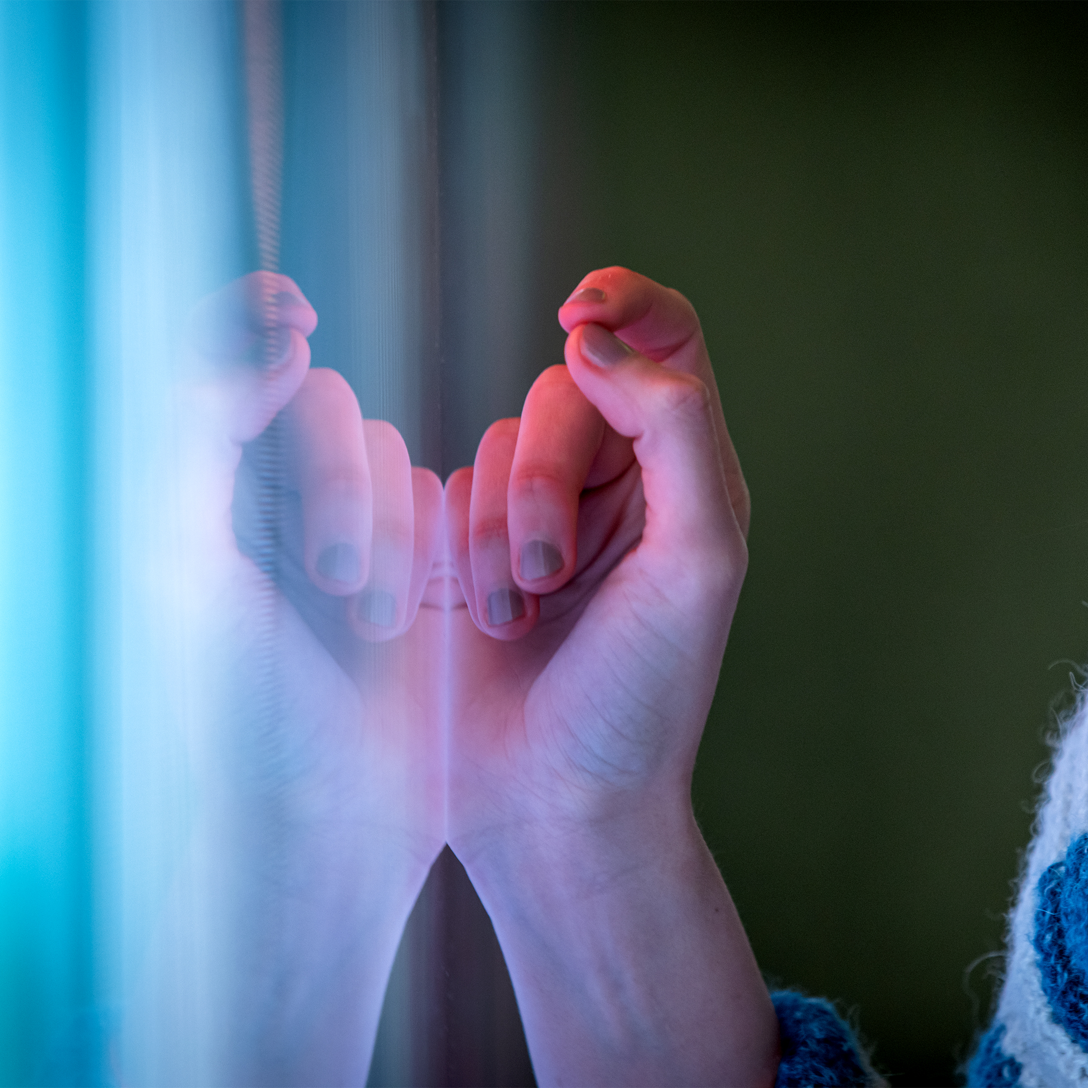 En bild på en hand nere i Stockholms tunnelbana