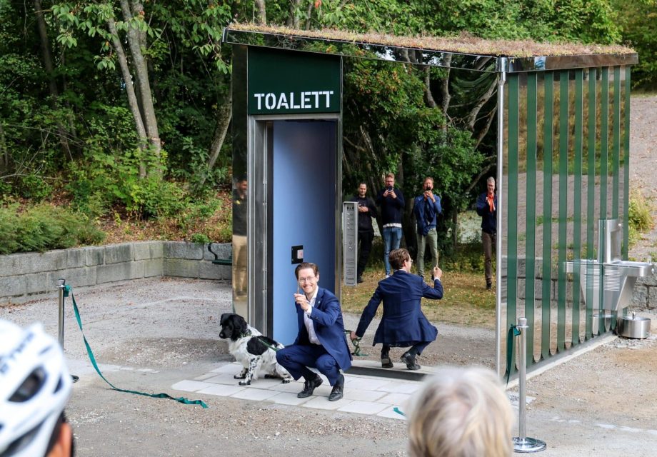 Sundbybergs nya, hundvänliga offentliga toalett i Lötsjöparken invigd